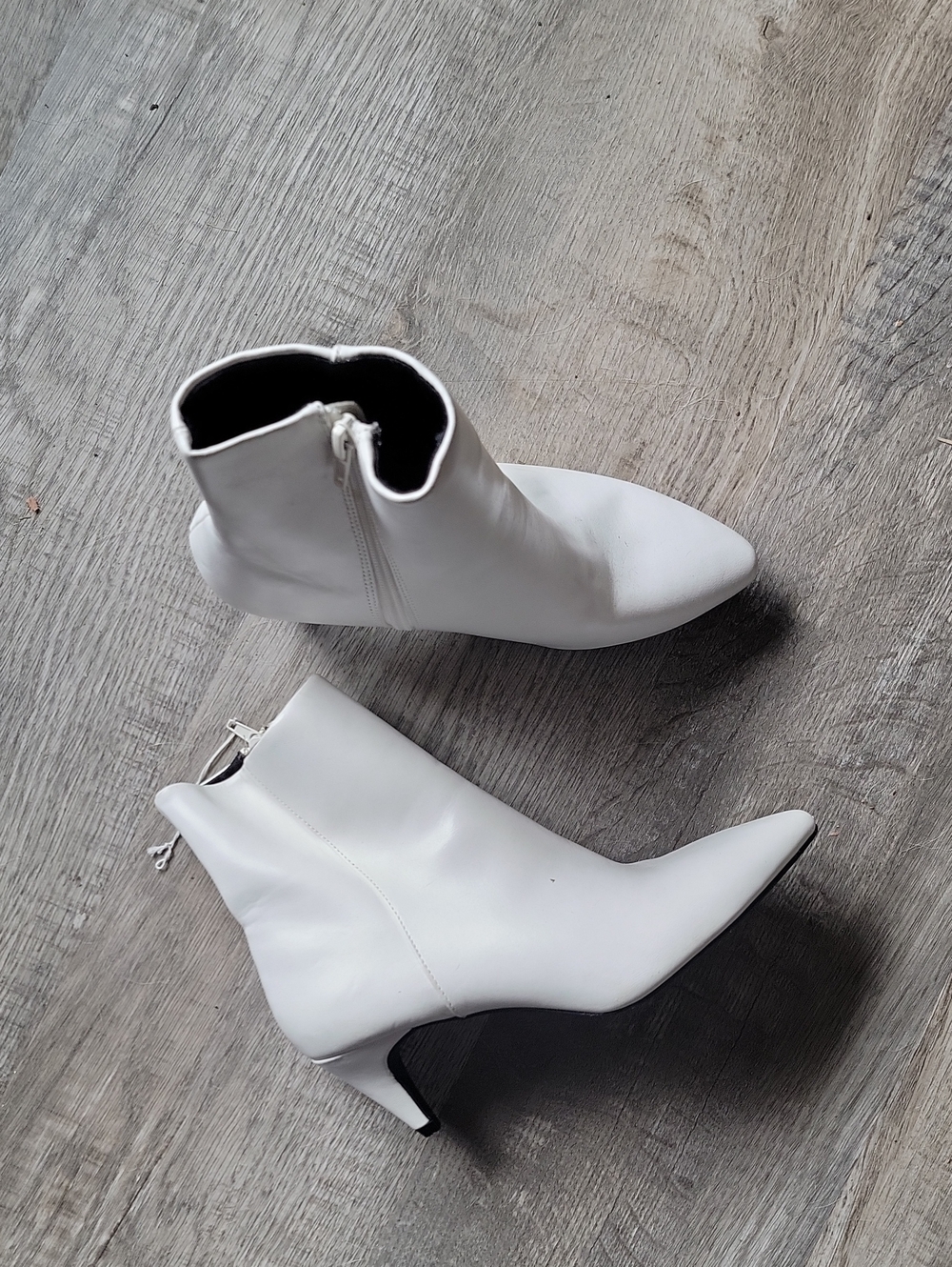 Women's Size 7 Christian Siriano White Pointed Toe Ankle Boots